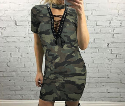 Γυναικείο φόρεμα camouflage με ενδιαφέρον ν-λαιμόκοψη και ενδιαφέροντες δεσμούς