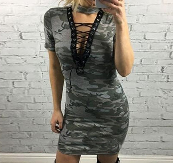  Γυναικείο φόρεμα  camouflage με ενδιαφέρον ν-λαιμόκοψη και ενδιαφέροντες δεσμούς
