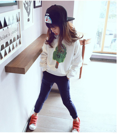 Καθημερινή αθλητική μπλούζα για κορίτσια σε λευκό και σκούρο μπλε με μια εικόνα