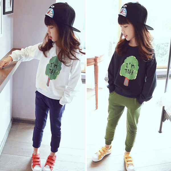 Καθημερινή αθλητική μπλούζα για κορίτσια σε λευκό και σκούρο μπλε με μια εικόνα