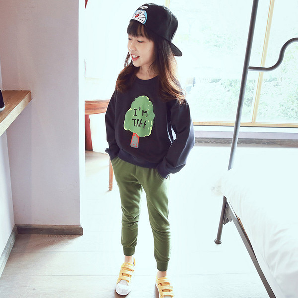 Καθημερινή αθλητική μπλούζα για κορίτσια σε λευκό και σκούρο μπλε με μια εικόνα