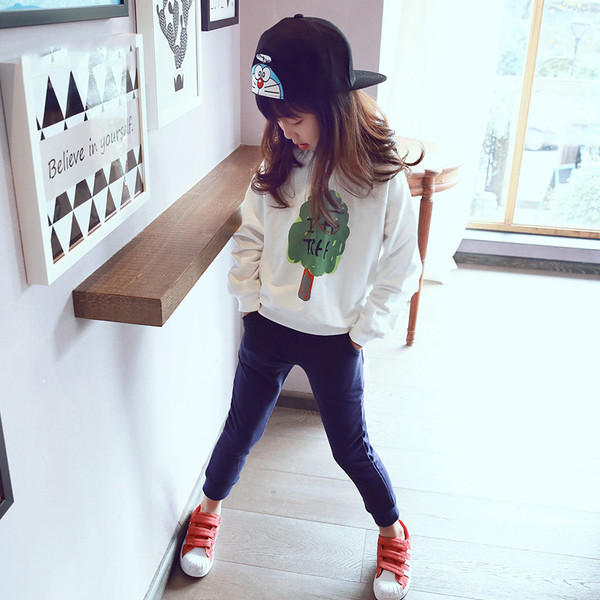 Καθημερινή αθλητική μπλούζα για κορίτσια σε λευκό και σκούρο μπλε με μια εικόνα