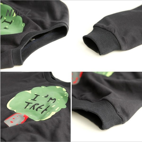 Καθημερινή αθλητική μπλούζα για κορίτσια σε λευκό και σκούρο μπλε με μια εικόνα