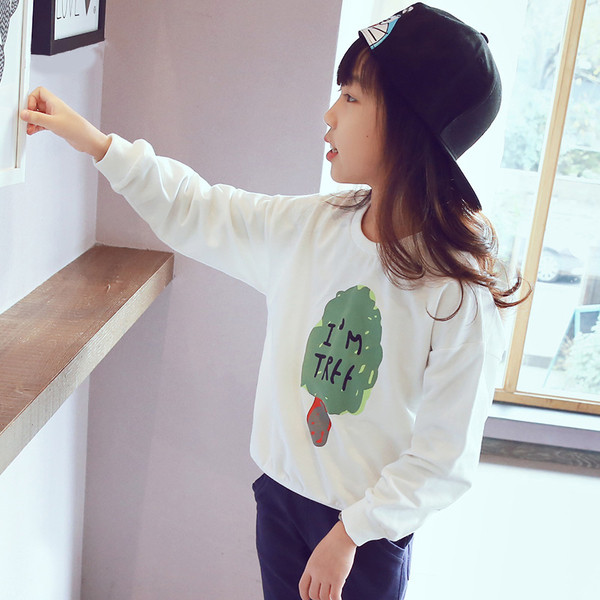 Καθημερινή αθλητική μπλούζα για κορίτσια σε λευκό και σκούρο μπλε με μια εικόνα