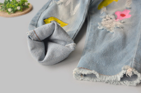 Красиви детски дънки за момичета с цветен десен, накъсани и с висока ластична талия