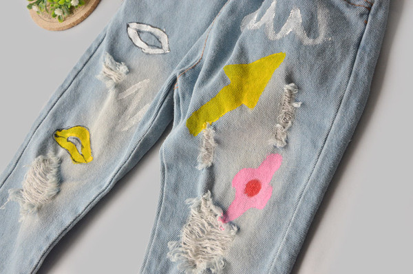 Красиви детски дънки за момичета с цветен десен, накъсани и с висока ластична талия