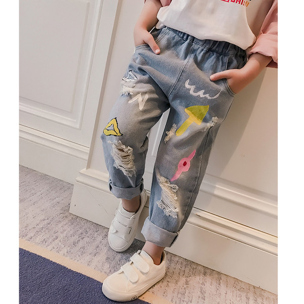 Красиви детски дънки за момичета с цветен десен, накъсани и с висока ластична талия