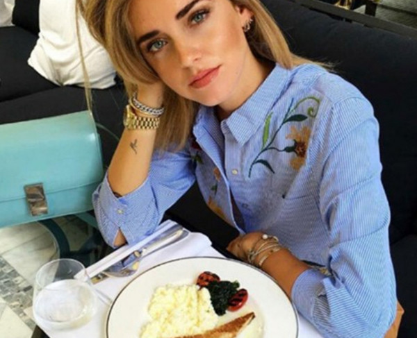 Γυναικείο κομψό πουκάμισο με μακριά μανίκια και κεντημένα λουλούδια 