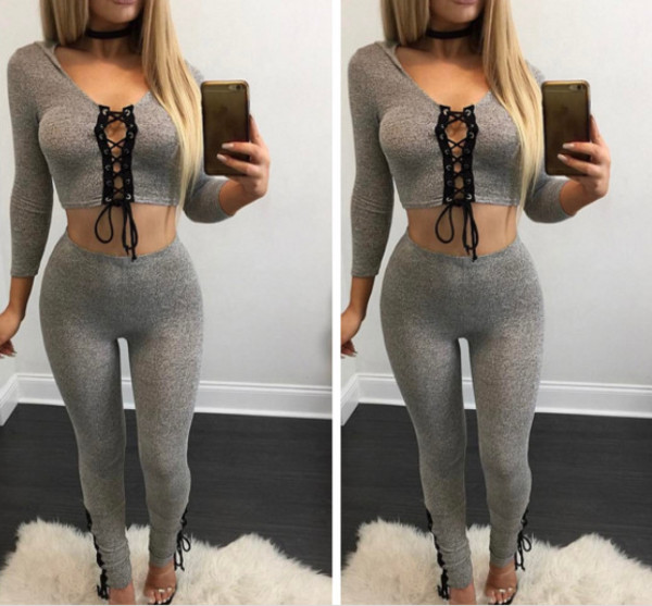 Спортен дамски комплект от две части с много интересно горнище