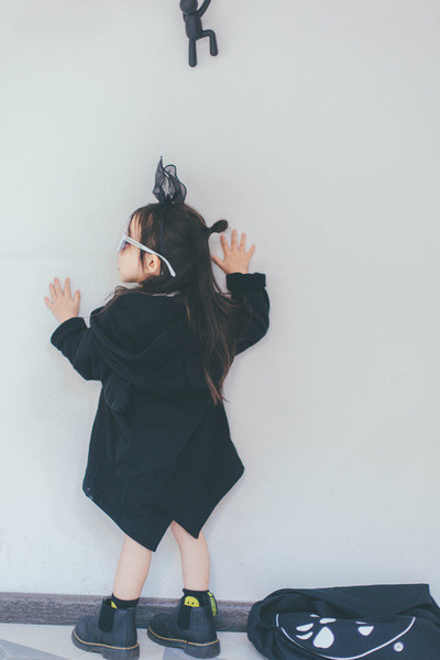 Παιδικό μπουφάν για κορίτσια - μακρύ, με κουκούλα και αυτιά, σε μαύρο χρώμα