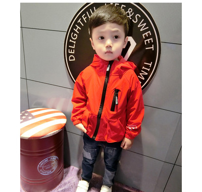 Стилно детско яке за момчета с надпис на гърба и качулка в черен и червен цвят