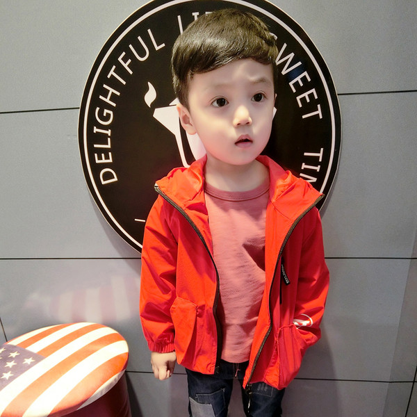 Стилно детско яке за момчета с надпис на гърба и качулка в черен и червен цвят