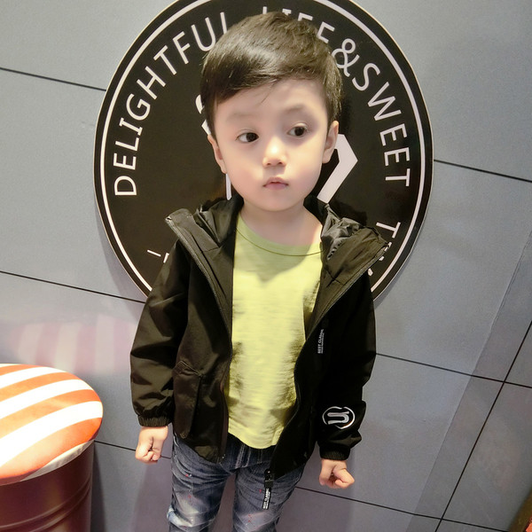 Стилно детско яке за момчета с надпис на гърба и качулка в черен и червен цвят