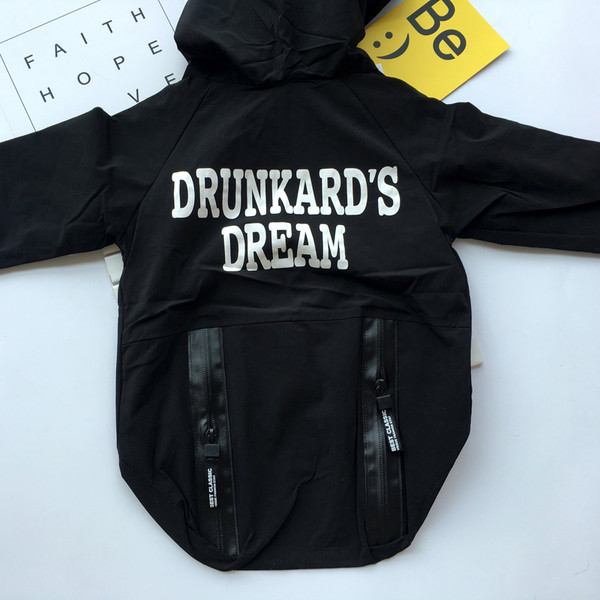 Стилно детско яке за момчета с надпис на гърба и качулка в черен и червен цвят