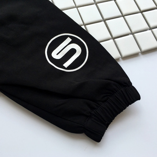 Стилно детско яке за момчета с надпис на гърба и качулка в черен и червен цвят