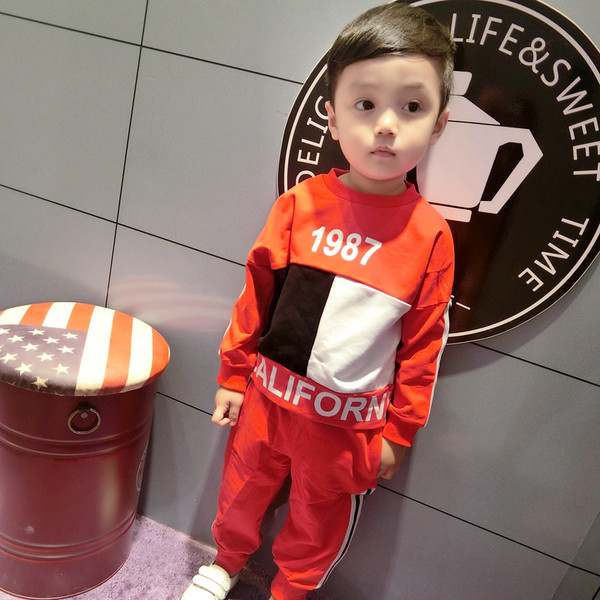 Παιδικό σετ  για αγόρια σε μαύρο και κόκκινο χρώμα, κατάλληλη για τη  καθημερινή ζωή