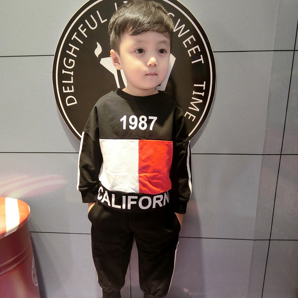 Παιδικό σετ  για αγόρια σε μαύρο και κόκκινο χρώμα, κατάλληλη για τη  καθημερινή ζωή