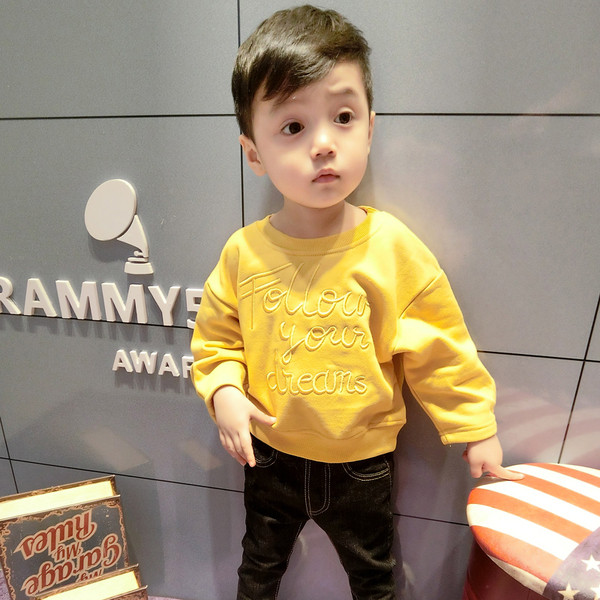 Спортна детска блуза с надпис в червен и жълт цвят