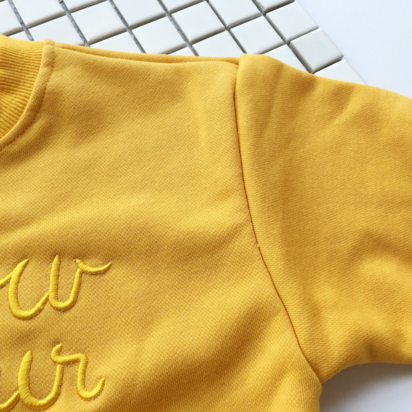 Спортна детска блуза с надпис в червен и жълт цвят