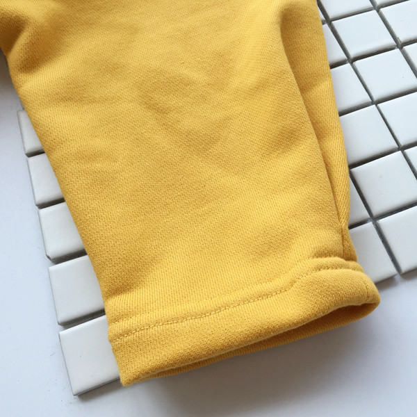 Спортна детска блуза с надпис в червен и жълт цвят