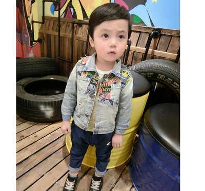 Стилно и интересно дънково яке за момчета в светъл цвят