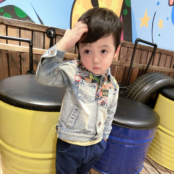 Стилно и интересно дънково яке за момчета в светъл цвят