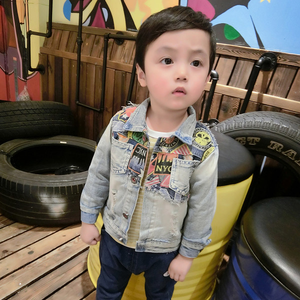 Стилно и интересно дънково яке за момчета в светъл цвят