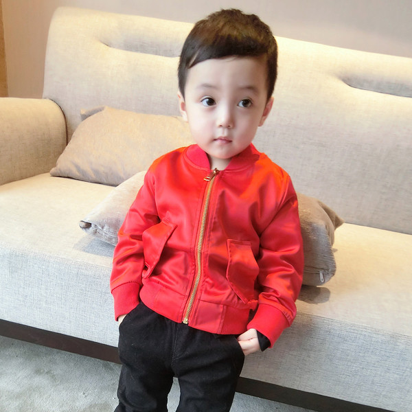 Κομψό μπουφάν  για αγόρια σε μαύρο και κόκκινο χρώμα με κεντήματα στο πίσω μέρος