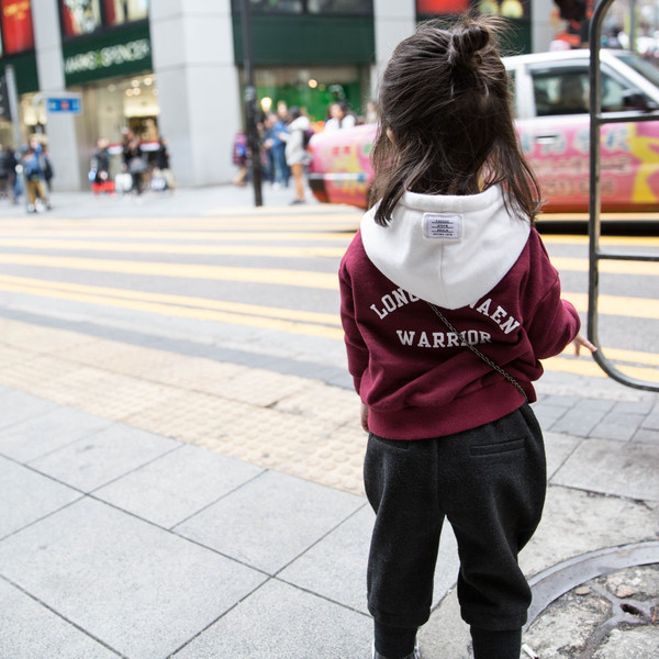 Сладък детски суичър за момичета в червен цвят с надпис на гърба и качулка