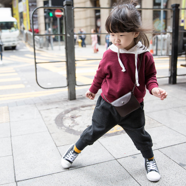 Сладък детски суичър за момичета в червен цвят с надпис на гърба и качулка