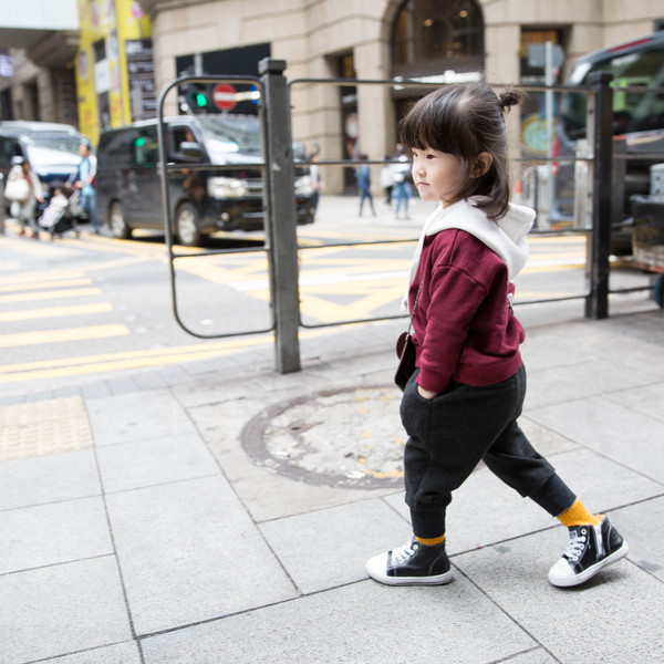 Сладък детски суичър за момичета в червен цвят с надпис на гърба и качулка