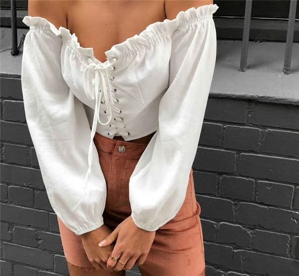 Σύγχρονη μπλούζα με μακριά μανίκια, γυμνό ώμο και πολλές ενδιαφέρουσες συνδέσεις στο λαιμό