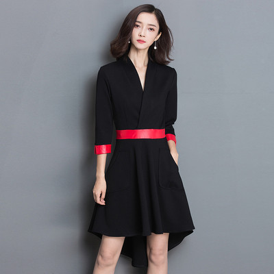 Κομψό γυναικείο φόρεμα με μανίκι 3/4 και μια ενδιαφέρουσα περικοπή