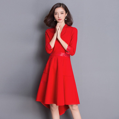 Κομψό γυναικείο φόρεμα με μανίκι 3/4 και μια ενδιαφέρουσα περικοπή