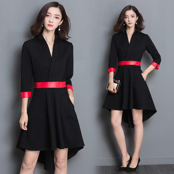 Κομψό γυναικείο φόρεμα με μανίκι 3/4 και μια ενδιαφέρουσα περικοπή 