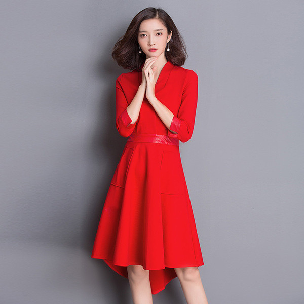 Κομψό γυναικείο φόρεμα με μανίκι 3/4 και μια ενδιαφέρουσα περικοπή 