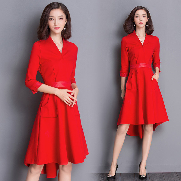 Κομψό γυναικείο φόρεμα με μανίκι 3/4 και μια ενδιαφέρουσα περικοπή 