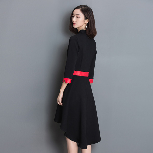 Κομψό γυναικείο φόρεμα με μανίκι 3/4 και μια ενδιαφέρουσα περικοπή 