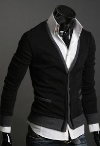 Πολύ κομψή ανδρική ζακέτα  από μαλλί με μακριά μανίκια και λαιμόκοψη σε σχήμα V