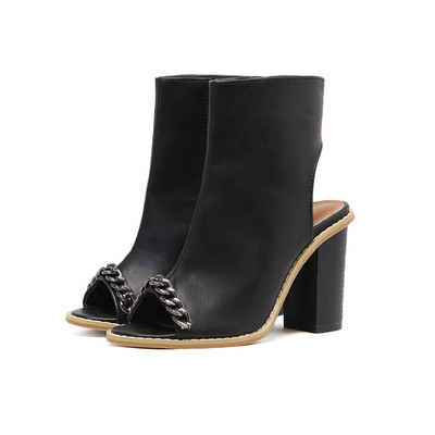 Γυναικεία παπούτσια με παχύ τακούνι  και μεταλλική διακόσμηση, κατάλληλα για τη  καθημερινή ζωή