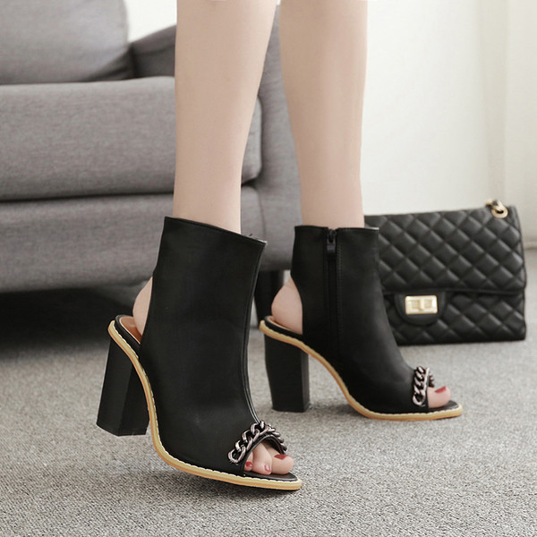 Γυναικεία παπούτσια με παχύ τακούνι  και μεταλλική διακόσμηση, κατάλληλα για τη  καθημερινή ζωή