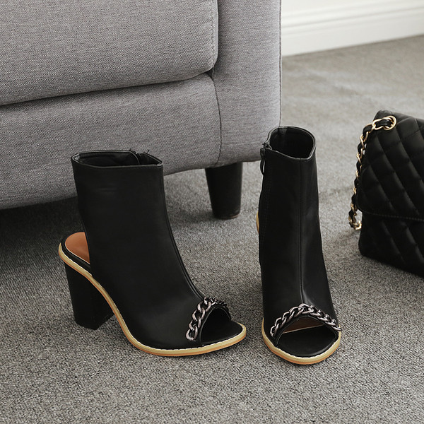 Γυναικεία παπούτσια με παχύ τακούνι  και μεταλλική διακόσμηση, κατάλληλα για τη  καθημερινή ζωή