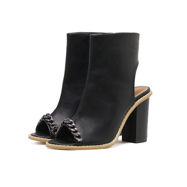 Γυναικεία παπούτσια με παχύ τακούνι  και μεταλλική διακόσμηση, κατάλληλα για τη  καθημερινή ζωή