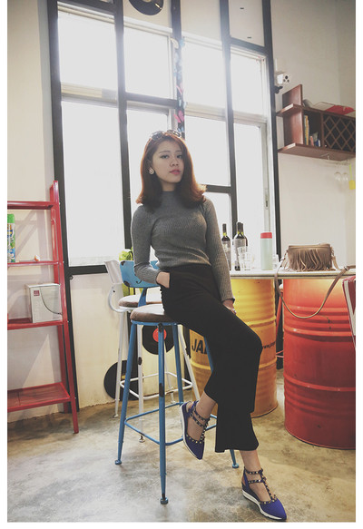 Γυναικεία μοκασίνια  - ελαφρώς μυτεμένες με μεταλλική διακόσμηση σε μπλε και μαύρο χρώμα