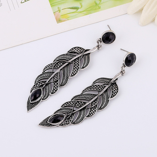 Πολύ όμορφα γυναικεία  σκουλαρίκια σε σχήμα φύλλου σε μαύρο χρώμα