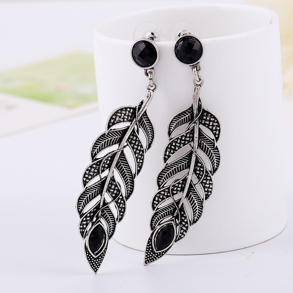 Πολύ όμορφα γυναικεία  σκουλαρίκια σε σχήμα φύλλου σε μαύρο χρώμα