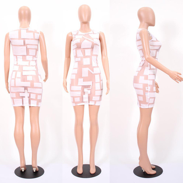 Κομψό φόρεμα γυναικείο  σε λευκό και μαύρο με κομμένα στοιχεία