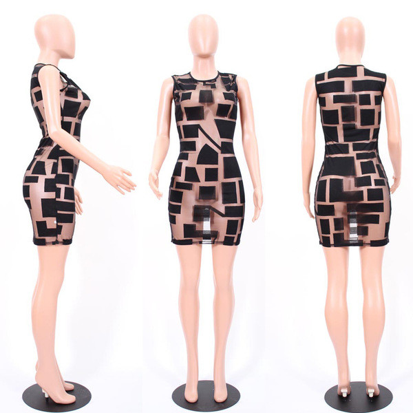 Κομψό φόρεμα γυναικείο  σε λευκό και μαύρο με κομμένα στοιχεία