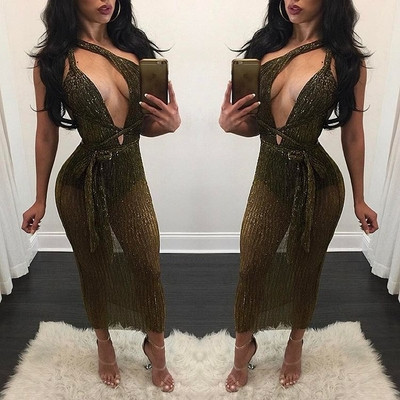 Лъскав дамски гащеризон с дълбоко деколте и коланче