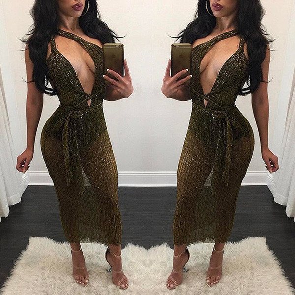 Лъскав дамски гащеризон с дълбоко деколте и коланче